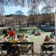 Människor solar sig på Nytorget i Stockholm/Regn och rusk.