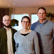 Från vänster: Bonuspappan Mattias, mamma Victoria och pappa Joacim.