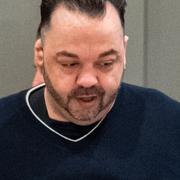Niels Högel när han går in i rätten. 