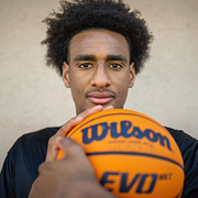 Teslas Cybertruck/Alijah Arenas  är en  framgångsrik ung basketspelare.