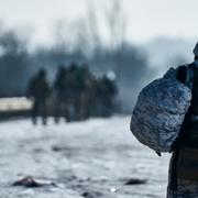 Ukrainsk soldat på väg mot sin position i Bachmut.