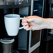 Kaffeautomat på arbetsplats. Illustrationsbild.