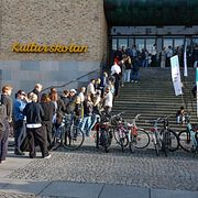 Människor som köar på Medborgarplatsen utanför vallokalen.