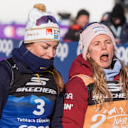 Moa Ilar jämte totalledaren Jessie Diggins efter dagens lopp. 
