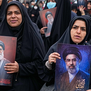 Demonstranter marscherar med bilder av Irans högste ledare ayatolla Mojtaba Khamenei och hans avlidne far, ayatolla Ali Khamenei/Donald Trump.