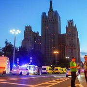 Ambulanser utanför restaurangen i centrala Moskva där en explosion dödade tre personer på lördagskvällen.