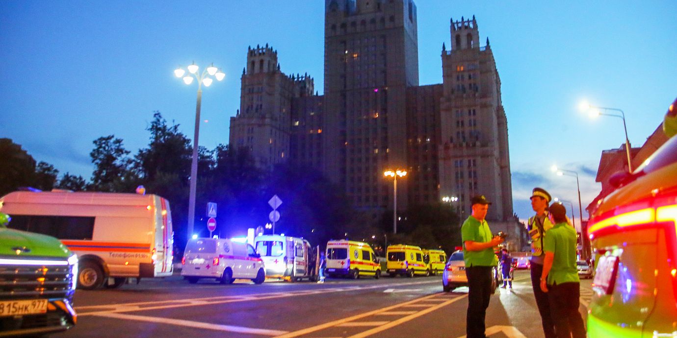 Ambulanser utanför restaurangen i centrala Moskva där en explosion dödade tre personer på lördagskvällen.