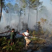 Brandsläckning utanför Bordeaux på måndagen.