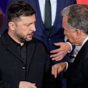 Volodymyr Zelenskyj i samtal med USA:s särskilda sändebud Steve Witkoff. Arkivbild.