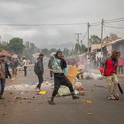 Säkerhetsstyrkor anklagas för att ha attackerat demonstranter som protesterade efter valet i Tanzania förra året.