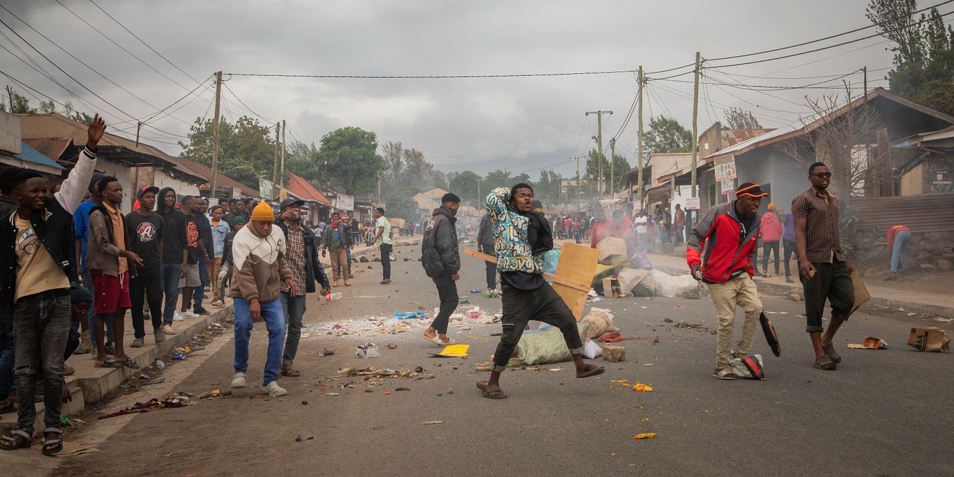 Säkerhetsstyrkor anklagas för att ha attackerat demonstranter som protesterade efter valet i Tanzania förra året.
