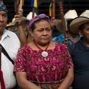 Rigoberta Menchú i mitten. Arkivbild.