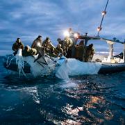 Resterna av den nedskjutna ballongen bärgas ur havet