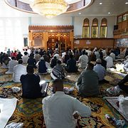 Besökare i moskén i Manchester. Arkivbild.