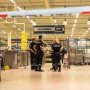 Polis i butiken där attacken ägde rum. 