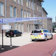 Polis utanför skolan.