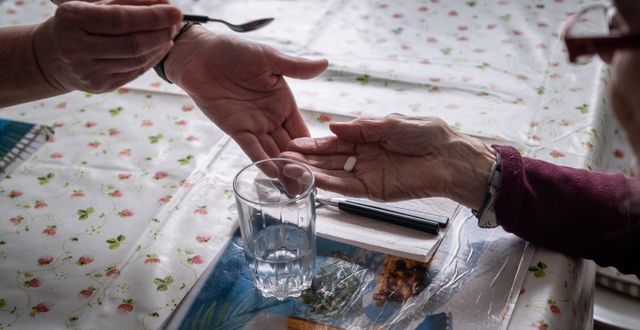 Illustrationsbild. Äldre person med hemtjänst får hjälp med att ta sin medicin. Magnus Hjalmarson Neideman/SvD/TT / TT NYHETSBYRÅN