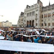 Arkivbild: Demonstrationer till stöd för universitetet utanför parlamentsbyggnaden i Budapest förra året.