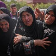 Palestinier sörjer Reem Al-Akhras som dödades när han var på väg till nödhjälpsplats i Gaza. 