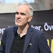 Bahnhofs vd Jon Karlung under en demonstration mot massövervakningsförslaget Chat Control 2.0 på Mynttorget i Stockholm 2025.