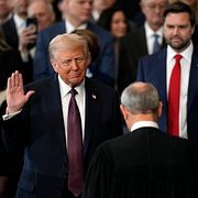 Donald Trump svärs in som president i januari 2025. Med handen på Bibeln svor han att efter bästa förmåga ”bevara, skydda och försvara” USA:s konstitution.