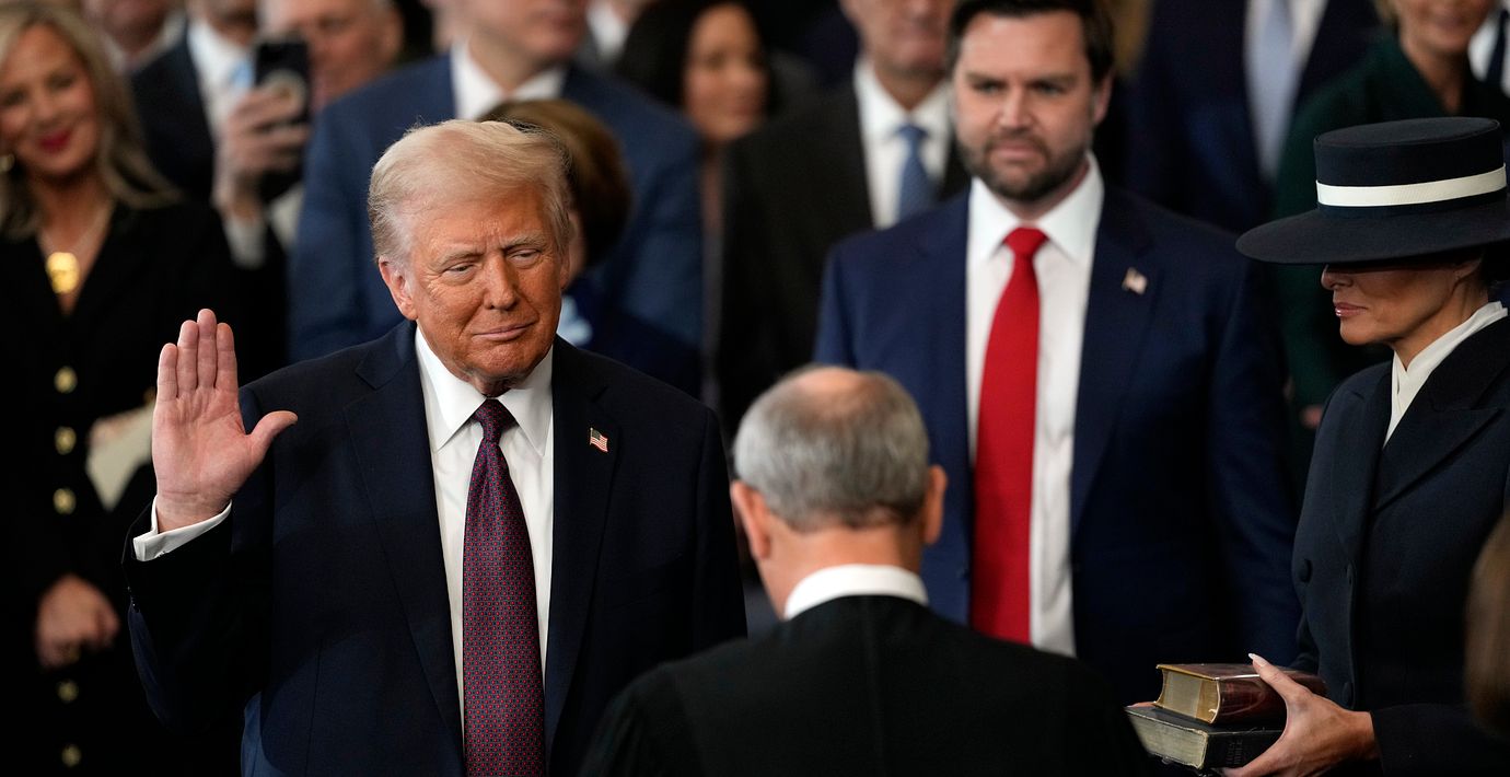 Donald Trump svärs in som president i januari 2025. Med handen på Bibeln svor han att efter bästa förmåga ”bevara, skydda och försvara” USA:s konstitution.