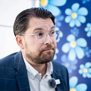 Jimmie Åkesson möter media i samband med hans tal i Umeå på tisdagen.