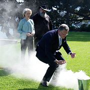 Maros Sefcovic deltar på en klassisk ceremoni i samband med avtalet.