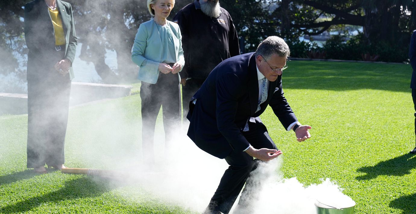 Maros Sefcovic deltar på en klassisk ceremoni i samband med avtalet.