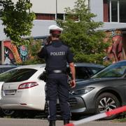 Polis utanför skolan där skolskjutningen ägde rum.