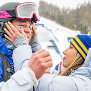 Walter Wallberg tröstas av flickvännen efter fjärdeplatsen.