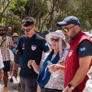 En turist får hjälp av sjukvårdspersonal vid den antika Akropolis i Aten, onsdagen den 12 juni 2024. Akropolis var stängd i fem timmar på grund av en värmebölja med temperaturer upp till 39 grader Celsius.