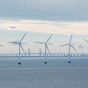 Vindkraftverk längst med Öresundsbron mellan Sverige och Danmark.