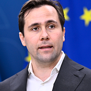 Människor efter skalven i Venezuela/biståndsminister Benjamin Dousa.