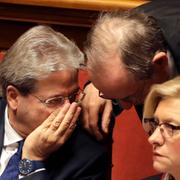 Italiens premiärminister Paolo Gentiloni talar med finansministern Pier Carlo Padoan bredvid försvarsminister Roberta Pinotti (arkivbild),