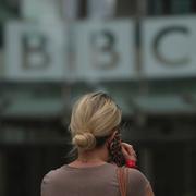 En kvinna utanför BBC:s huvudkontor i London.