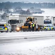  En hjullastare sandar och drar loss lastbilar på E22 norr om Lund på onsdagen. 