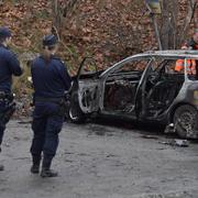 Polis och bärgare vid en av bilarna som var inblandad i skottlossningen på Bällstavägen i stadsdelen Mariehäll.