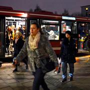 Eftermiddagens busstrafik och trafikanter vid Telefonplan, efter att ett godståg spårat ur och blockarar all tågtrafik vid Stockholms södra sedan morgonen.