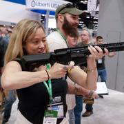 Mary Vennekotter testar en AR-15 på en NRA-mässa i Indianapolis.