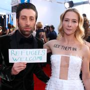 Skådespelarna Simon Helberg och Jocelyn Towne visar sitt missnöje med USA:s nya flyktingstopp.