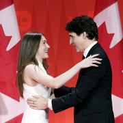 Justin Trudeau tillsammans med sin dotter. 