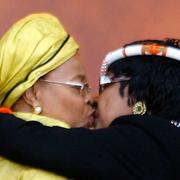 Graca Machel och Winnie Madikizela-Mandela i samband med Mandelas 90-årsdag