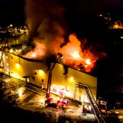 En omfattande brand härjar i Willys livsmedelsbutik strax norr om centrala Borås.