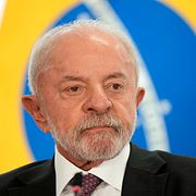 Bara dagar före valet går president Lula da Silva emot en bransch som tre av fyra brasilianare vill förbjuda.