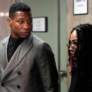 Jonathan Majors med nuvarande flickvännen Meagan Good efter domslutet.