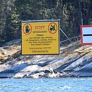 En varningsskylt  i skärgården nära Musköbasen.