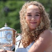 Mirra Andrejeva med sin trofé från Franska öppna den 7 juni 2026.