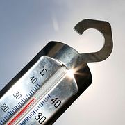 En termometer i Malmö visar 34 grader under en värmebölja 2018.