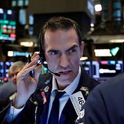 Investeraren Gregory Rowe på börsgolvet på Wall Street. Illustrationsbild.